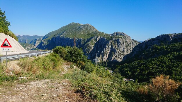 Route courbe avec un panneau routier et de belles montagnes en Croatie