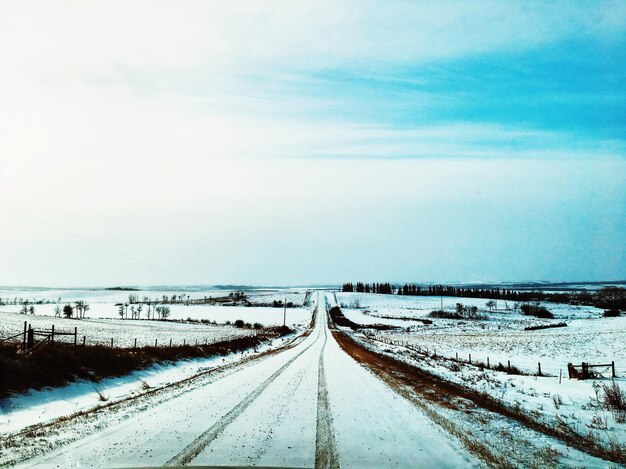 Photo une route couverte de neige contre le ciel