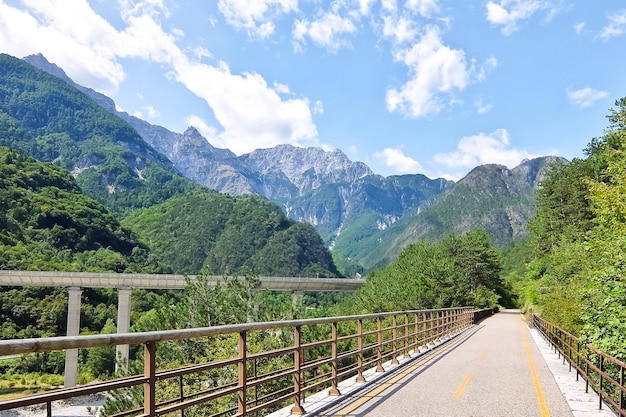 Route cyclable dans les montagnes italiennes.