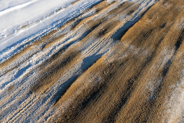 Route dangereuse en hiver après des chutes de neige