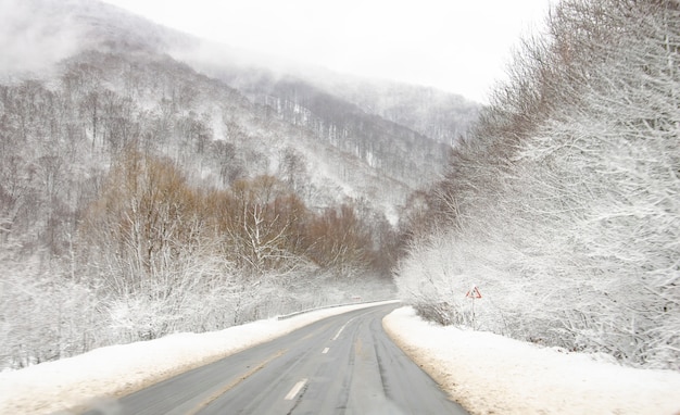 Route dans les Carpates en Ukraine un jour de neige.