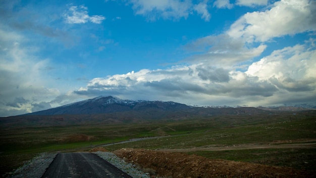 Une route dans la chaîne de montagnes