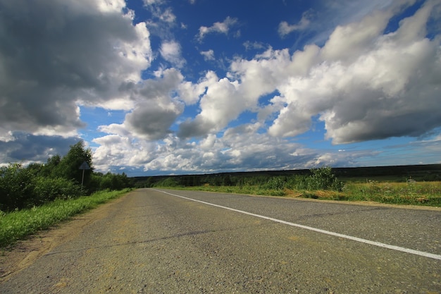 Route dans le champ paysage nuageux