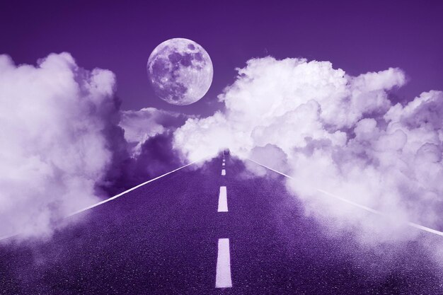 Route dans le ciel nuages blancs et l'image violette de la lune