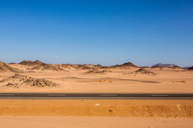 Route dans le désert du sahara égyptien