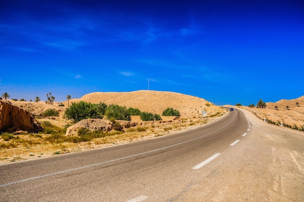 Route dans le désert du Sahara Tunisie Afrique