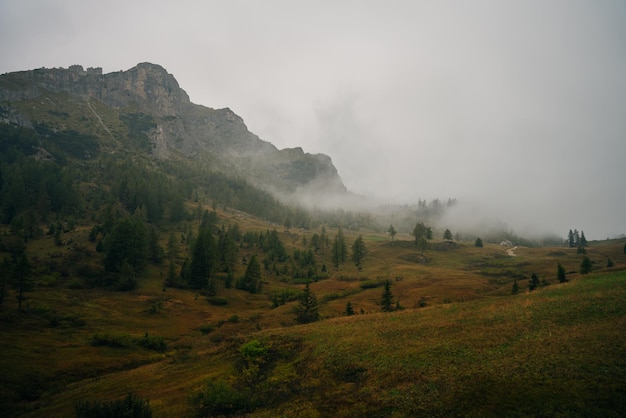 route dans les Dolomites beau paysage Monte Pelmo Averau Civetta le matin avec des nuages Italie