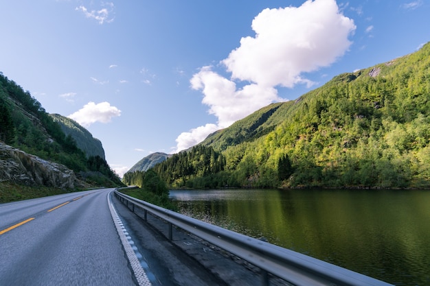 Route dans les fjords de Norvège