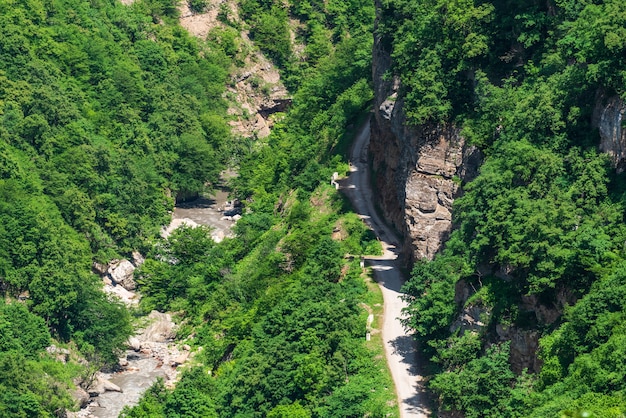 Route dans les gorges de la montagne