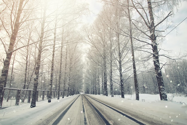 Route dans l'hiver de tempête de neige