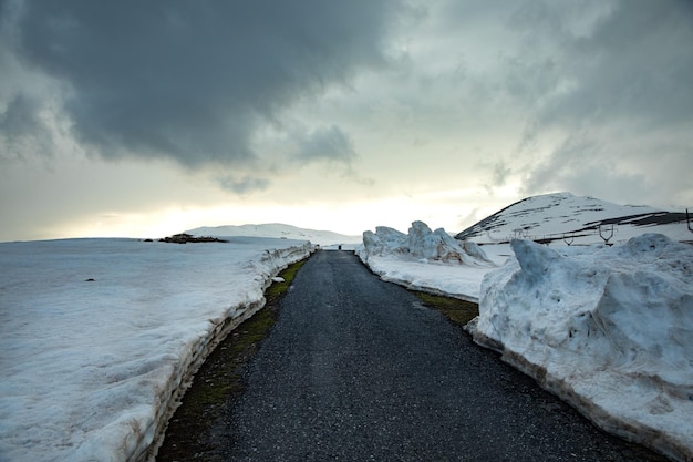 La route dans la montagne enneigée