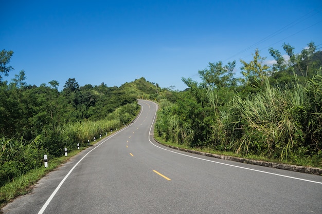 La route dans la montagne