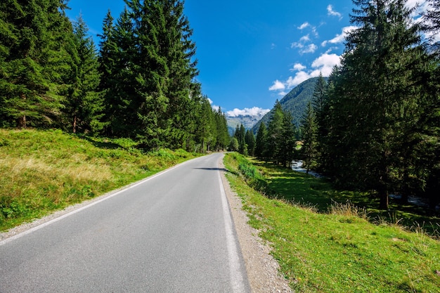 Route dans les montagnes des Alpes en Autriche