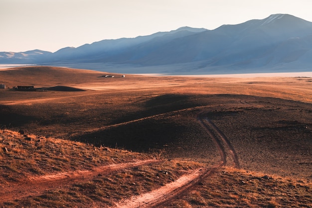 Route dans les montagnes d'automne. Vue sur la crête de la montagne North-Chuya dans l'Altaï, en Sibérie, en Russie.