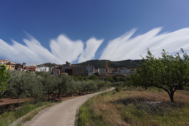 Une route dans les montagnes avec un ciel bleu et des nuages