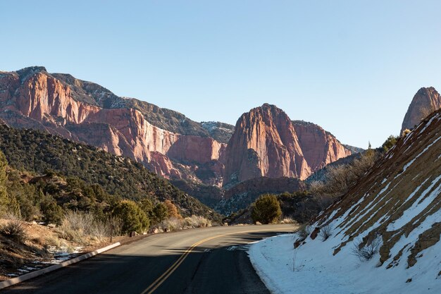 Une route dans les montagnes contre un ciel dégagé