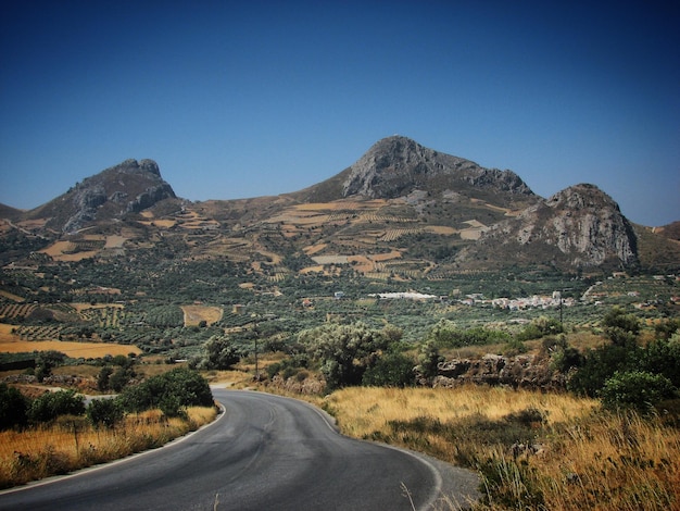 Photo une route dans les montagnes de crète, grèce, juin 2008