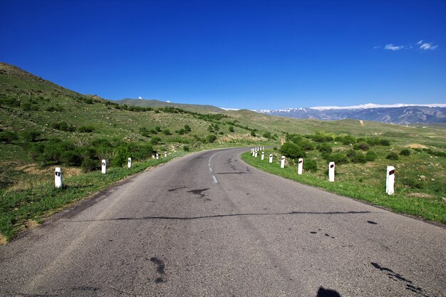 La route dans les montagnes du Caucase en Arménie