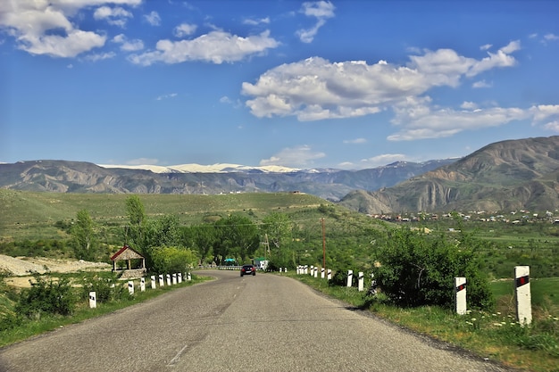 La route dans les montagnes du Caucase de l'Arménie