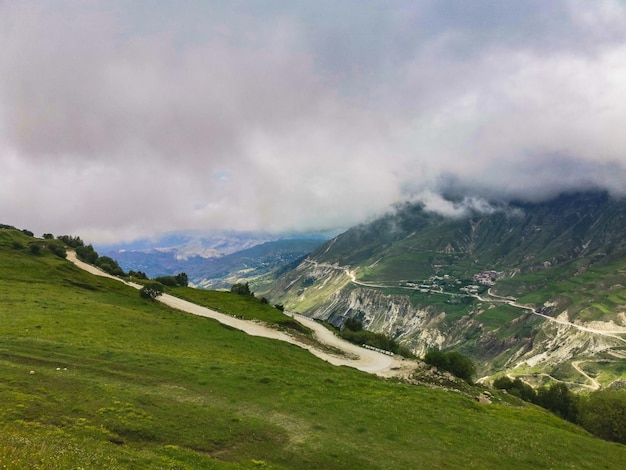 Une route dans les montagnes du Daghestan avec de grandes montagnes en arrière-plan et des nuages Russie