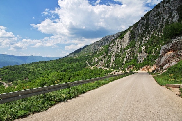 La route dans les montagnes du Monténégro