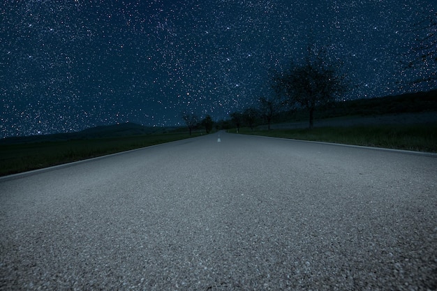 Route dans les montagnes entre les champs