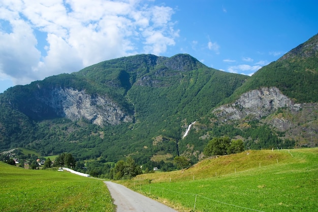 Route dans les montagnes à Flam, Norvège. Route de campagne sur paysage de montagne. Beauté de la nature. Randonnée et camping. Voyage d'été et voyages. Vacances et envie de voyager.