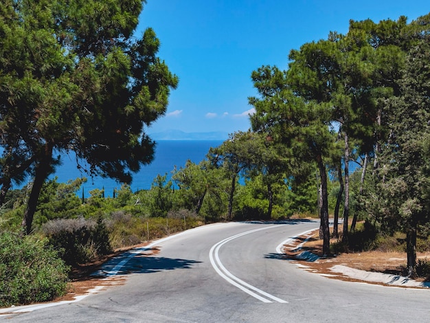 La route dans les montagnes et la mer