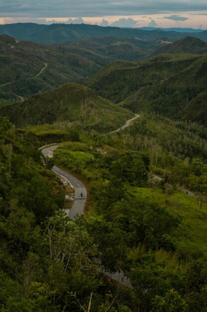 Photo une route dans les montagnes avec une montagne en arrière-plan buru island maluku