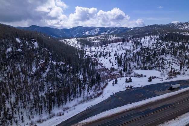 Une route dans les montagnes avec une montagne en arrière-plan