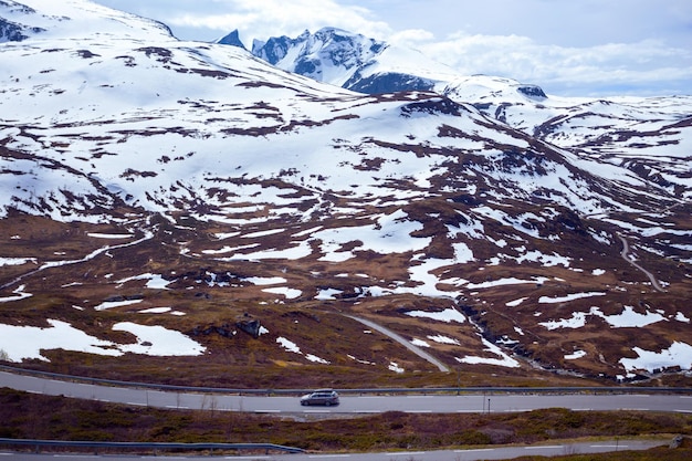 Route dans les montagnes norvégiennes