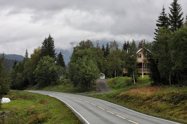 Route dans les montagnes norvégiennes