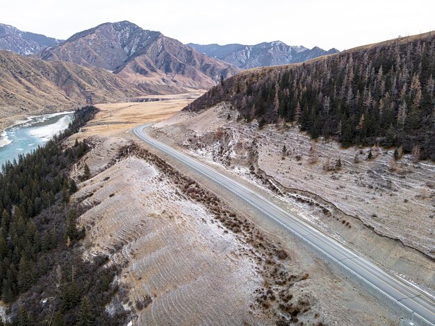 Route dans les montagnes près d'une rivière. L'autoroute Chui est l'une des plus belles routes du monde. voie Chuysky