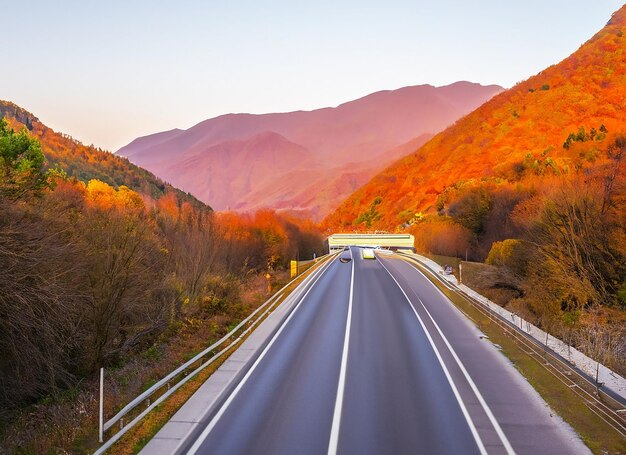 Photo route dans les montagnes le soir d'automne