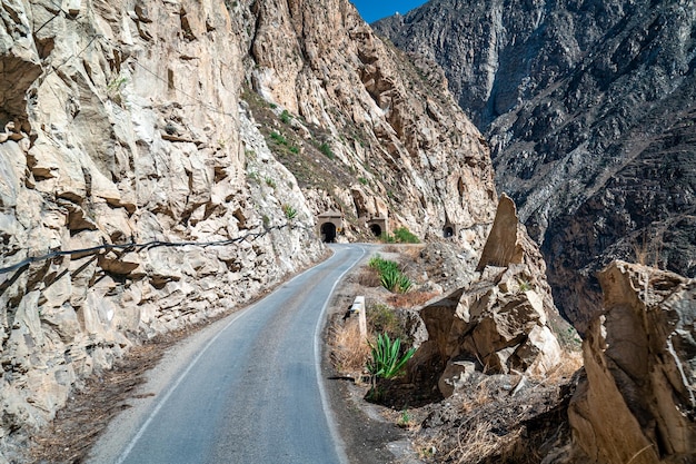 Une route dans les montagnes taillées dans la roche