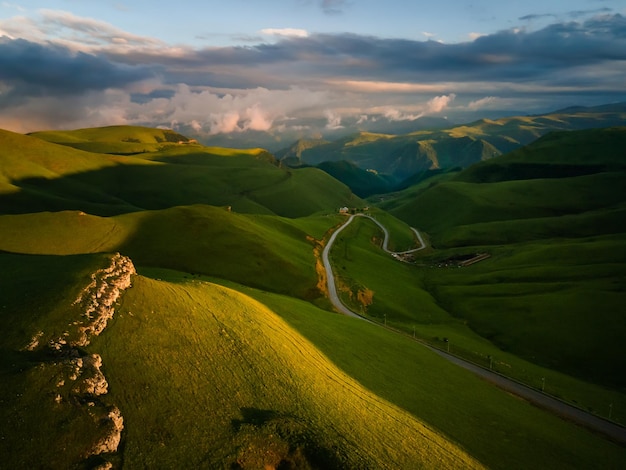 Route dans les montagnes verdoyantes au coucher du soleil de la vallée de GilSu dans le Caucase du Nord Russie