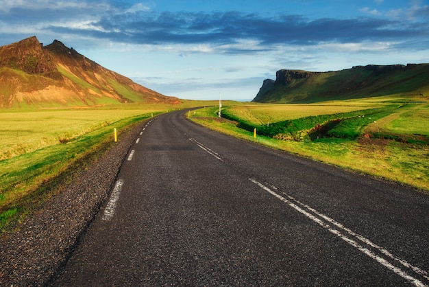 Route dans les montagnes