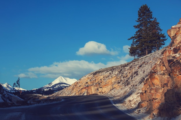 Route dans les montagnes