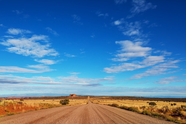 Route dans le pays des prairies.