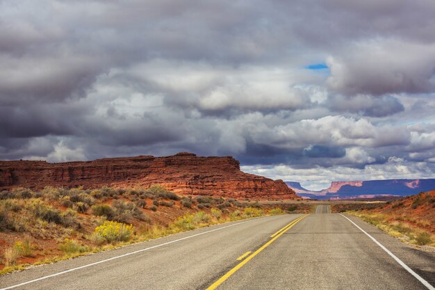 Route dans le pays des prairies.