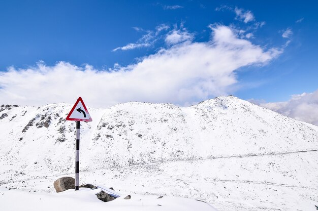 Sur la route dans le paysage de Leh Ladakh