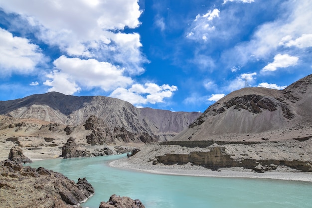 Sur la route dans le paysage de Leh Ladakh