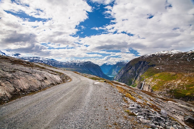 Route dans le paysage de montagnes