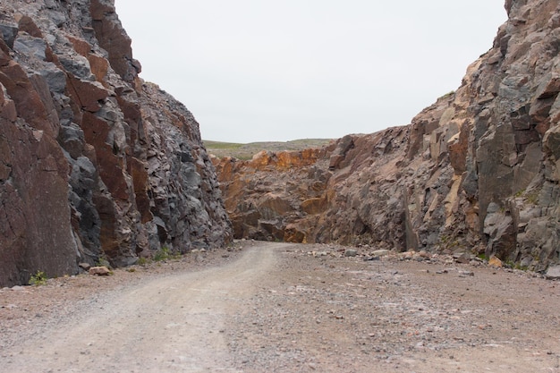 La route dans la roche Une route dangereuse à travers les rochers au nord