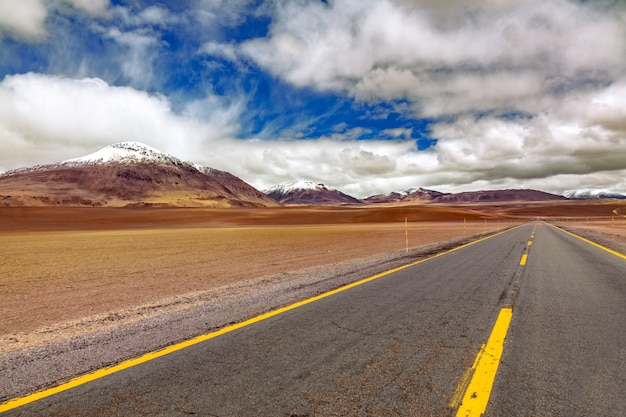 Route dans la savane du désert d'Atacama, paysage de montagnes et de volcans, Chili, Amérique du Sud