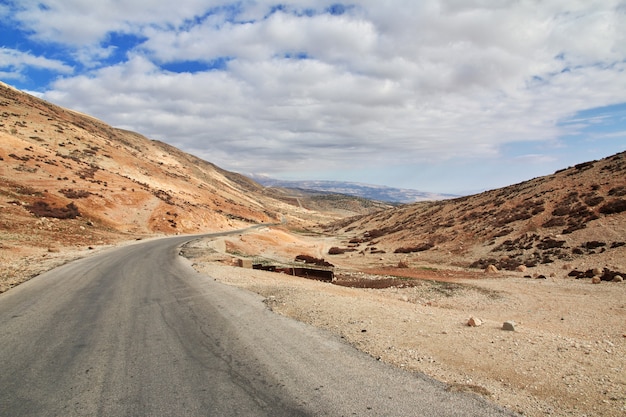 La route dans la vallée de la Bekaa au Liban