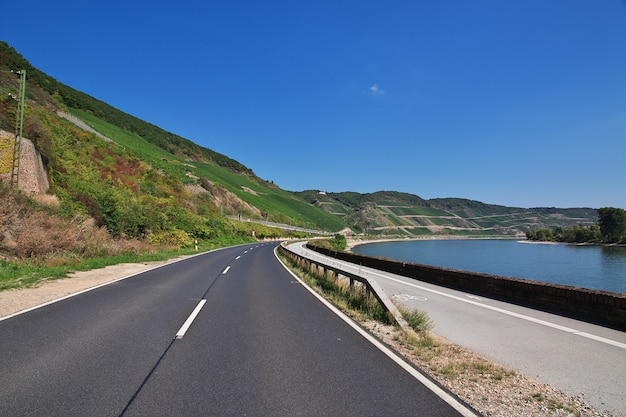 La route dans la vallée du Rhin dans l'ouest de l'Allemagne