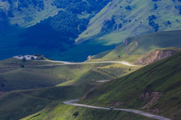 Route dans une vallée de montagne