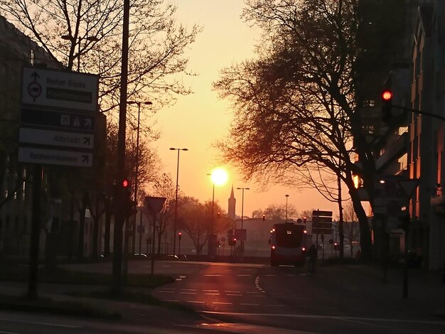 Photo route dans la ville contre le ciel au coucher du soleil