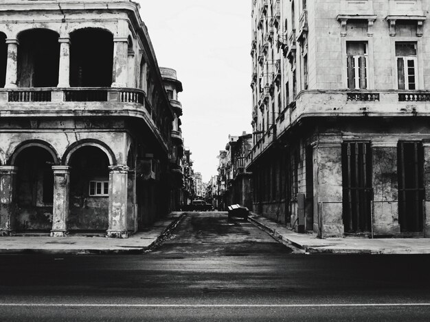 Route dans la ville contre le ciel